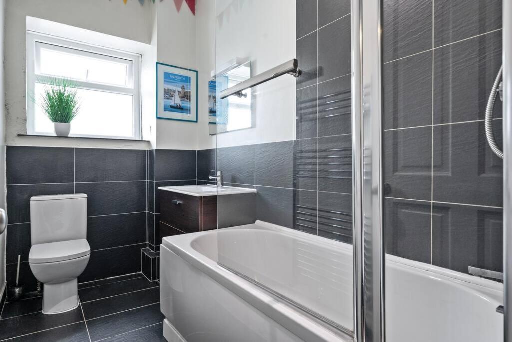 Pendennis - Bright Victorian Flat, Sea Views & Close To Beach Falmouth Ngoại thất bức ảnh