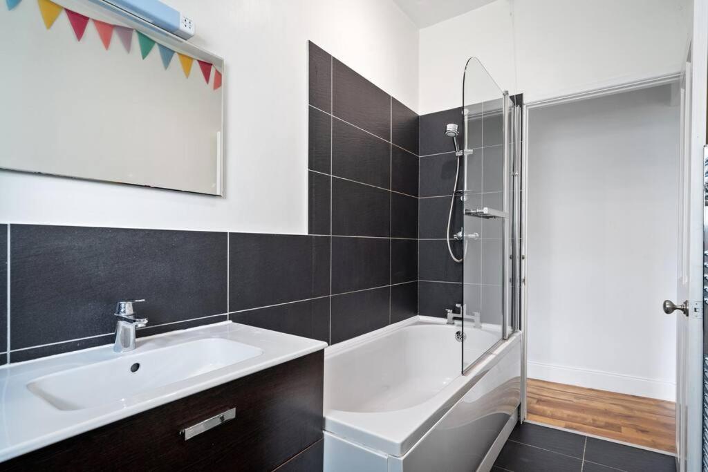 Pendennis - Bright Victorian Flat, Sea Views & Close To Beach Falmouth Ngoại thất bức ảnh